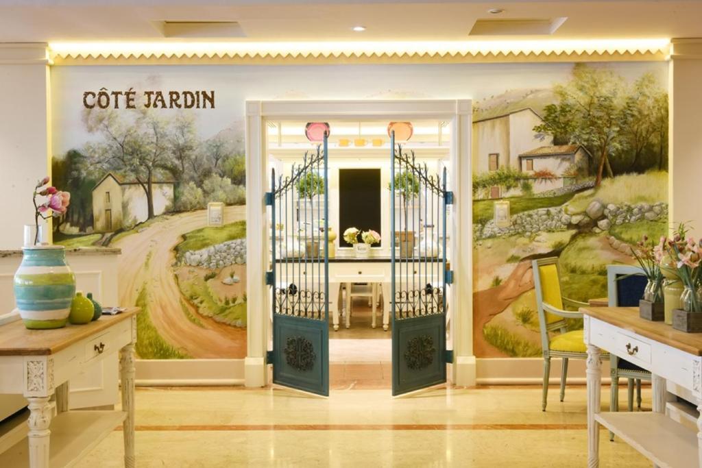 Entrance to the Cote Jardin restaurant